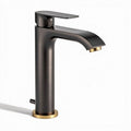 Kranen van geborsteld zwart staal met gouden accenten voor modern sanitair