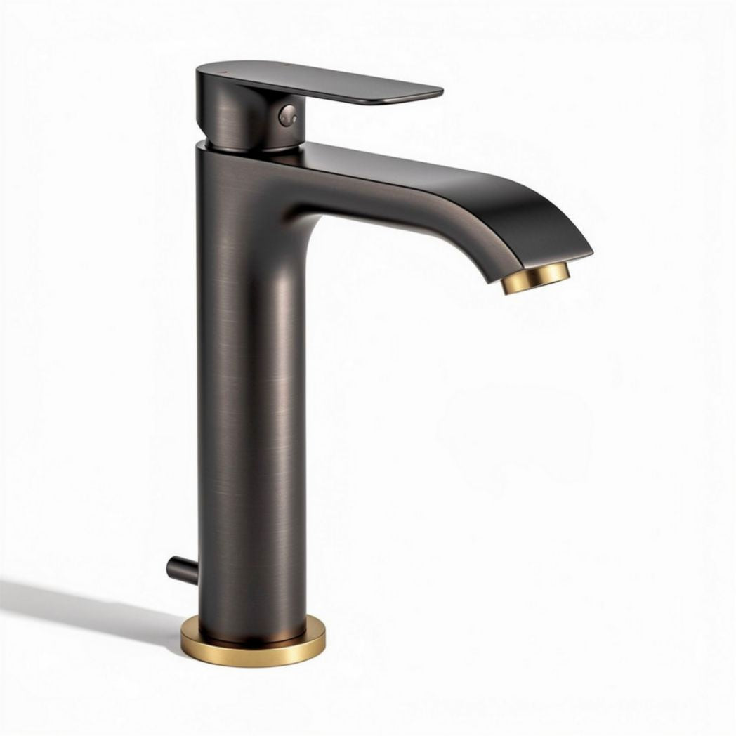Kranen van geborsteld zwart staal met gouden accenten voor modern sanitair