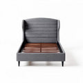 Middenhoog gestoffeerd bed van grijs textiel met houten lattenbodem 200 x 160 x 100cm